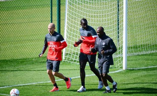 Les joueurs du PSG, Jallet (à g.), Sakho (au centre), avec Claude Makelele lors d'un entraînement au Camp des Loges le 12 septembre 2012.