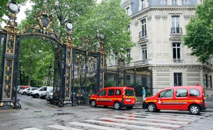 Voitures de secours stationnées à l'entrée du Parc Monceau à Paris, le 28 mai 2016