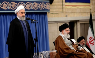 Le président iranien Hassan Rohani (debout) et l'ayatollah Ali Khamenei, guide suprême de la révolution, le 15 novembre 2019 à Téhéran.