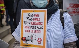 Des travailleurs des secteurs du sanitaire, social, médico-social et de l'aide à domicile manifestent à Paris, le 8 avril.