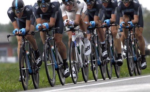 Les coureurs de l'équipe Sky, lors d'un contre-la-montre par équipe le 12 mai 2010.