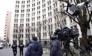 Des journalistes attendent Jérôme Kerviel devant la brigade financière de Paris le 28 janvier