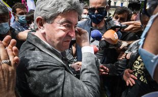 Jean-Luc Mélenchon enfariné le 12 juin 2021 à Paris lors de la manifestation pour les libertés et contre les idées d’extrême droite.