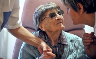Marie-Thérèse Bardet, 113 ans et demi, nouvelle doyenne connue des Français, est une petite dame très tendre avec les gens qui l'entourent dans sa maison de retraite et tous ravivent le souvenir encore frais d'une personne dynamique, qui n'a arrêté de parler qu'il y a 18 mois.