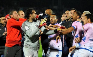 Les joueurs du PSG, Salvatore Sirigu en tête, lors d'une bagarre générale contre ceux d'Evian-Thonon-Gaillard, le 28 avril 2013.