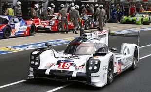 Comme toutes les voitures de course au Mans, la Porsche 919 hybride qui a gagné la course en 2015 est recouverte de plusieurs sponsors.