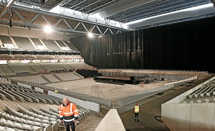 La " boîte à spectacles " est située sous la pelouse du stade Pierre-Mauroy.