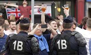 Des supporters anglais sur des terrasses de bars à Lille (illustration).