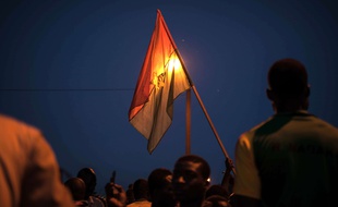 Des manifestants brandissent un drapeau du Burkina à Ouagadougou le 21 septembre 2015.