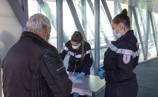 Une infirmière contrôle un passager qui dispose d'un test Covid négatif à l'aéroport de Nice, le 30 décembre. (Image d'illustration)