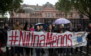 Sur la Place de Mai, des manifestants marchent contre les violences sexistes avec comme slogan #niunamenos.