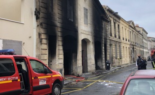 Un important incendie a ravagé une résidence au 64 rue Dupaty à Bordeaux, sans faire de blessés.