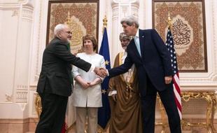 Le Secrétaire d'Etat américain John Kerry (d) rencontre son homologue iranien Javad Zarif (g), aux côtés du ministre omanais des Affaires étrangères Youssef ben Alaoui (2e d) et de l'ex-chef de la diplomatie européenne Catherine Ashton à Mascate, le 9 novembre 2014