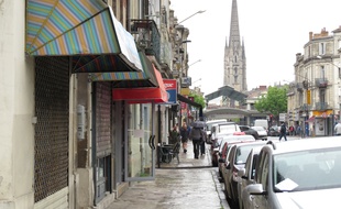 A Bordeaux, le 16 avril 2015, les commerçants du secteur du cour de l'Yser sont en colère contre l'arrêté qui les contraint à fermer à minuit.