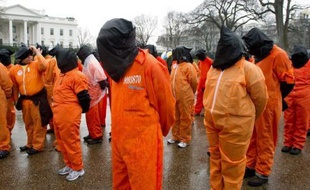 Plusieurs centaines de manifestants ont formé une chaîne humaine mercredi à Washington, de la Maison Blanche à la Cour suprême, pour protester contre les dix années d'existence de la prison de Guantanamo, malgré les promesses de fermeture de Barack Obama.