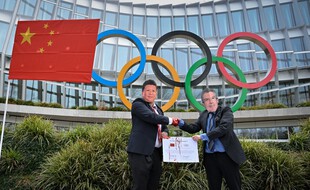 Le président chinois Xi Jinping et celui du CIO Thomas Bach, plus vrais que nature.