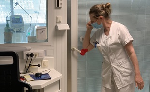 La fameuse poignée de coude adoptée au service réanimation de la clinique Pasteur de Toulouse.