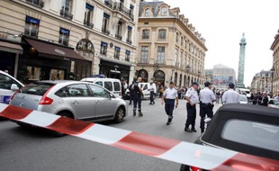 Un cordon de police près de la Place Vendôme à Paris, le 4 octobre 2013, à la suite d'un cambriolage chez le joaillier Vacheron