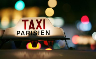 Un lumineux, sur un taxi parisien le 15 janvier 2010