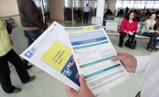 Brochures informant sur le RSA mises à la disposition des usagers dans un centre de la CAF à Paris le en juin 2009