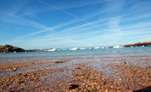 Illustration d'une plage en Bretagne.