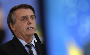 Le président Jair Bolsonaro, ici le 25 mars, a été condamné après des propos machistes et dégradants à l'encontre d'une journaliste.