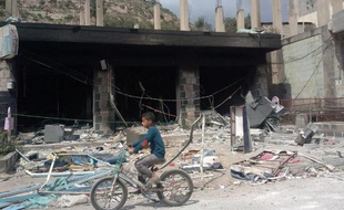 Un bâtiment public incendié le 16 octobre 2014 par des insurgés d'Al-Qaïda à al-Udain dans le gouvernorat d'Ibn