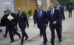 Les membres du Groupe de sécurité de la présidence de la République (GSPR) ont laissé à Paris leurs armes pour la protection rapprochée de François Hollande lors du sommet de Rio, a-t-on appris mardi de source proche du dossier, confirmant une information du Canard Enchaîné.