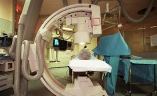 Une coronarographie est un examen d'imagerie par rayons X permettant de visualiser les artères coronaires, grâce à l'injection d'un produit de contraste. Une sonde d'exploration est introduite dans une artère (généralement fémorale) puis conduite jusqu'aux artères coronaires. Une angioplastie, technique permettant de dilater une artère coronaire rétrécie, peut être faite dans la foulée.
