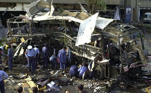 Un bus transportant des Français visé par un attentat à Karachi, au Pakistan, le 8 mai 2002