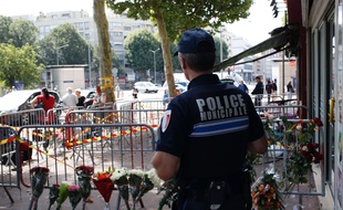 Un agent de la police municipale de Rouen devant le bar Au Cuba Libre, où un incendie a tué au moins 13 personnes le 6 août 2016.