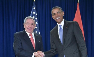 Le président américain Barack Obama serre la main de son homologue cubain Raul Castro, lors d'une rencontre en marge de l'Assemblée générale de l'ONU, le 29 septembre 2015 à New York
