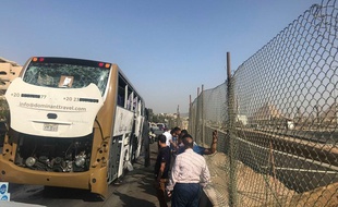 Une explosion a touché dimanche un bus touristique près des célèbres pyramides.