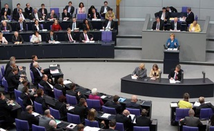 Les députés allemands vont voter comme prévu vendredi dans la soirée sur le pacte budgétaire et le mécanisme de sauvetage MES, ont annoncé plusieurs d'entre eux, malgré les accords conclus par Angela Merkel avec ses partenaires à Bruxelles qui en faisaient maugréer plus d'un.
