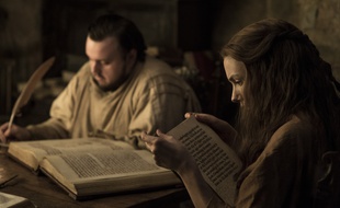 Samwell et Gilly bouquinent bien au chaud ans une bibliothèque de Villevieille (Game of Thrones)