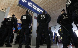 Des gendarmes à l'aéroport de Roissy-Charles-de-Gaulle, le 22 décembre 2011.