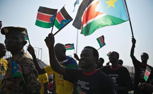 Des Soudanais du Sud agitent des drapeaux lors des célébrations pour le troisième anniversaire de la naissance de leur pays, le 9 juillet 2014