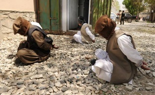 Maquette et image aérienne de la cible décortiquées, soldats entraînés et consignes claires : les talibans, en mettant en ligne la vidéo d'une attaque menée le 1er juin en Afghanistan, veulent se montrer professionnels et modernes, loin de l'image archaïque qu'ils véhiculent.