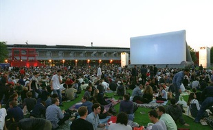Séance de cinéma en plein air dans le parc de la Villette, à Paris.