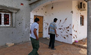 Des groupes d'ex-rebelles opérant sous la bannière de l'armée libyenne, ont lancé mercredi une attaque contre Bani Walid, un des derniers bastions du régime déchu de Mouammar Kadhafi, faisant au moins cinq morts et des dizaines de blessés, selon des sources locales.