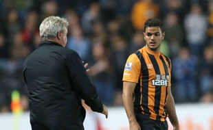 Hatem Ben Arfa en discussion avec son entraîneur Steve Bruce lors d'un match entre Hull City et West Ham, le 15 septembre 2014.