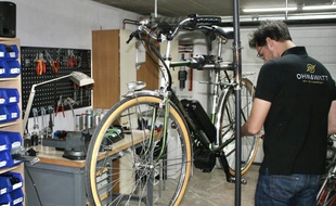 Un vélo classique transformé en VAE par Thomas kautz .dans son atelier.
