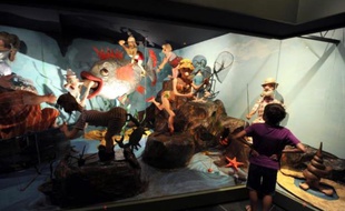 Le tout Paris se pressait jadis devant les grands magasins pour admirer les vitrines animées par des automates mais aujourd'hui, pour voir la grosse dame tenter d'empêcher un poisson de gober son frêle mari, il faut aller au fin fond du Lot.