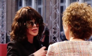 Isabelle Adjani est accueillie par Laurence Herszberg à la cérémonie d'ouverture de Series Mania