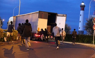 Ils seraient montés à bord sur un semi-remorque (illustration).