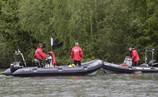 Des pompiers de la Brigade fluviale le 25 avril 2015 à Butry-sur-Oise cherchent le petit Marcus