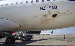Une partie de la coque de l'avion est endommagée.