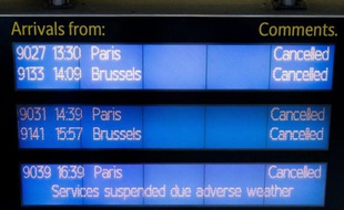 La SNCF a annoncé mercredi matin la reprise de la circulation "sur la ligne à grande vitesse Nord Europe où, depuis 7H, les TGV puis les Eurostar et Thalys" ont recommencé à rouler après une journée de blocage imputable aux chutes de neige.