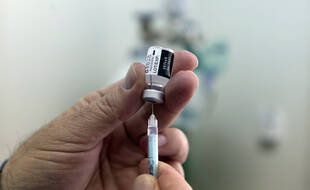 Préparation d'une dose du vaccin de Pfizer-BioNTech contre le Covid-19.