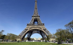 Huit jeunes Roumains, soupçonnés d'être des pickpockets volant les touristes visitant la Tour Eiffel, vont être présentés à un juge